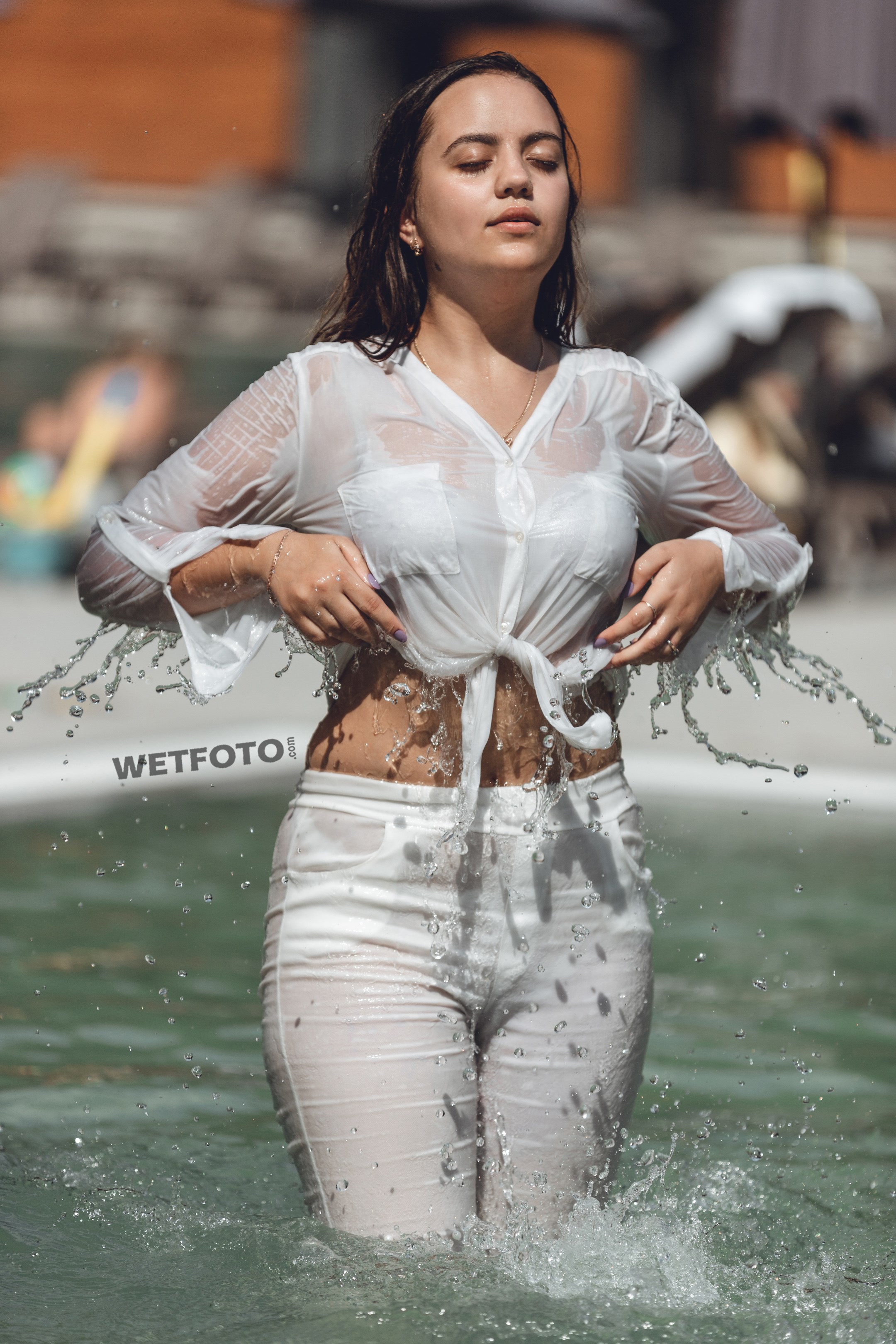 http://wetlook.one/wetlook/fully-clothed-girl-in-white-jeans-and-shirt-get-...
