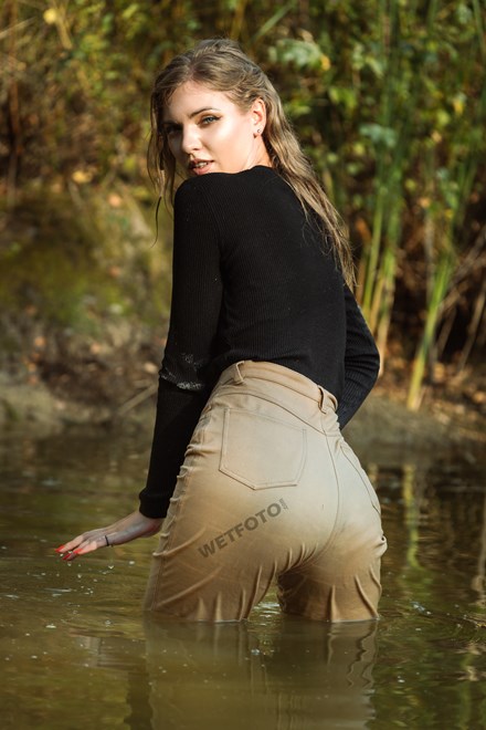 Wetlook Model In Moms Jeans And Pantyhose Gets Complete