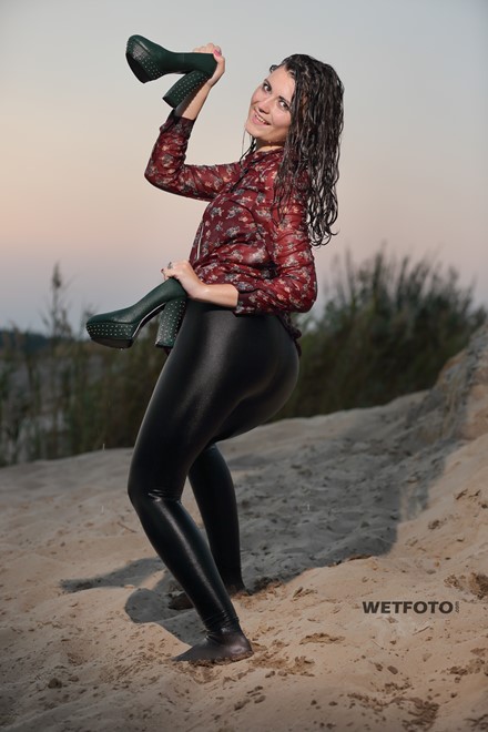 wetfoto girl in wet black leggings