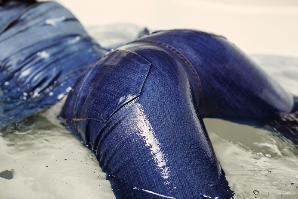 wetlook girl get wet jeans clothes bathroom wetfoto