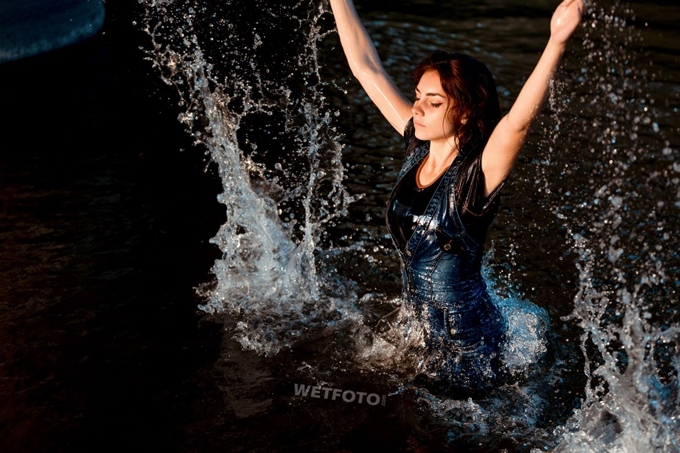 wetfoto wetlook girl get soaking wet fully clothed water jeans jumpsuit