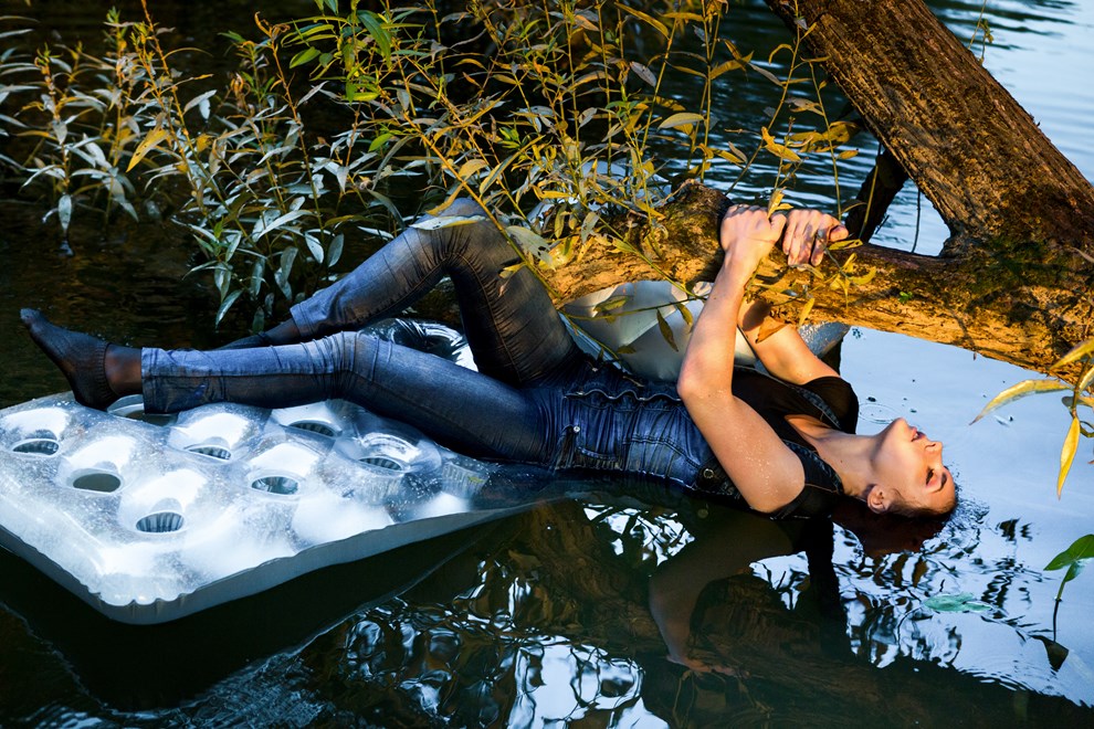 wetfoto wetlook girl get soaking wet fully clothed water jeans jumpsuit