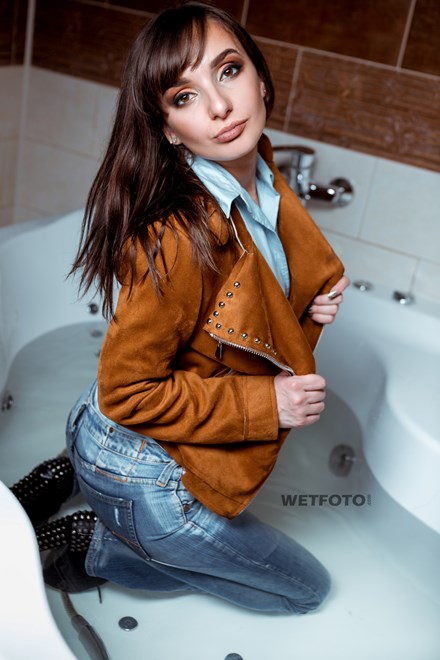 wetfoto wetlook young lady get wet in bath fully clothed