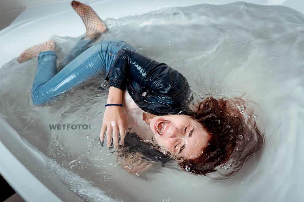 wetfoto wetlook model in tight jeans get soaking wet in bath