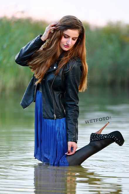 wetfoto wetlook beautiful girl wet dress pantyhose swims pond