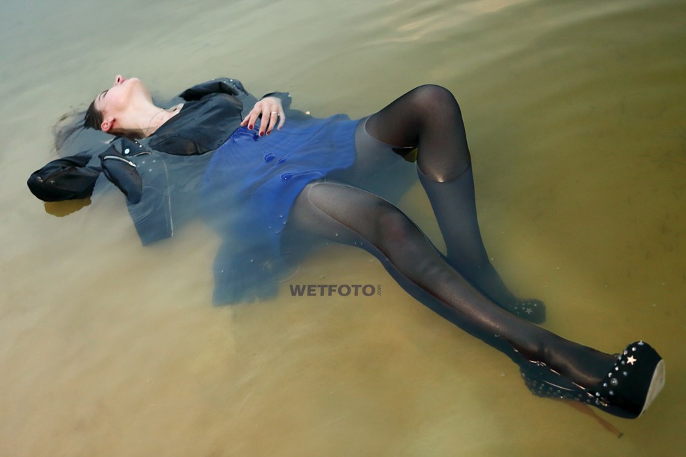wetfoto wetlook beautiful girl wet dress pantyhose swims pond
