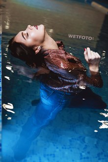 #435 - Underwater Shooting with a Beautiful Girl in Wet Skinny Jeans and Sexy Bodysuit