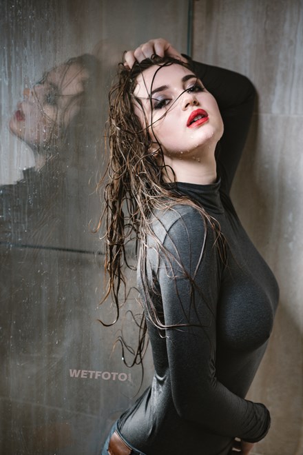 wetlook girl wet skinny jeans pantyhose takes shower wetfoto