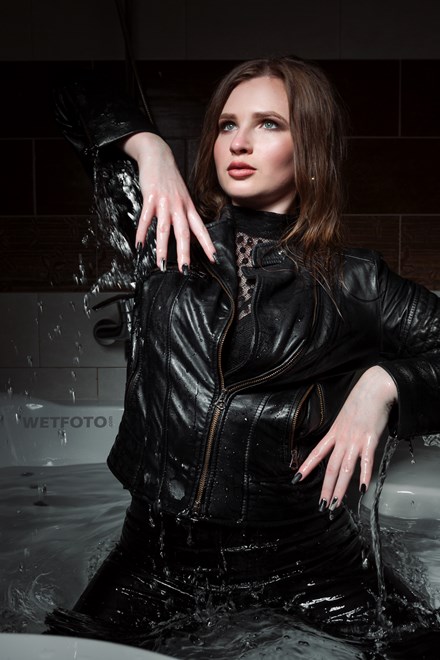 wetfoto wetlook sexy girl leather jacket leggings smokes wet jacuzzi
