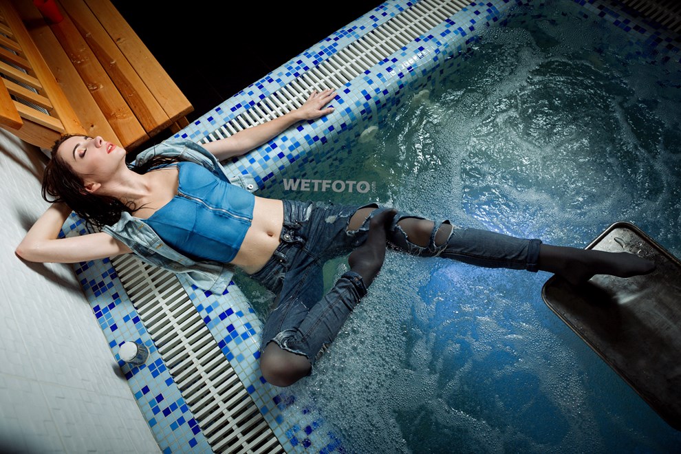 wetfoto wetlook relaxation girl ripped jeans gray tights jacuzzi