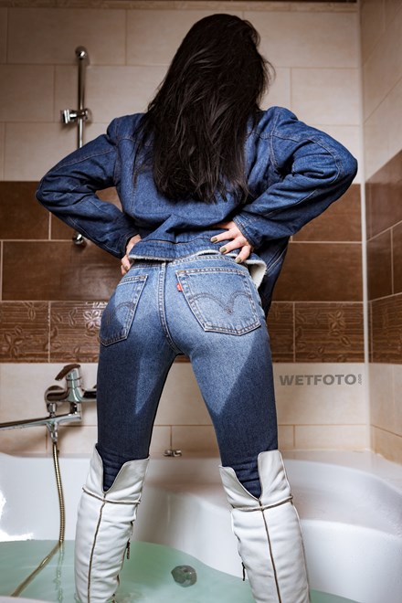 wetfoto wetlook fully clothed girl take bath wearing levis jeans