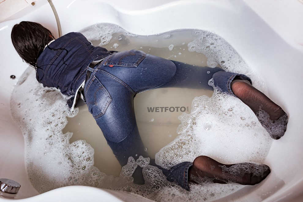 wetfoto wetlook fully clothed girl take bath wearing levis jeans