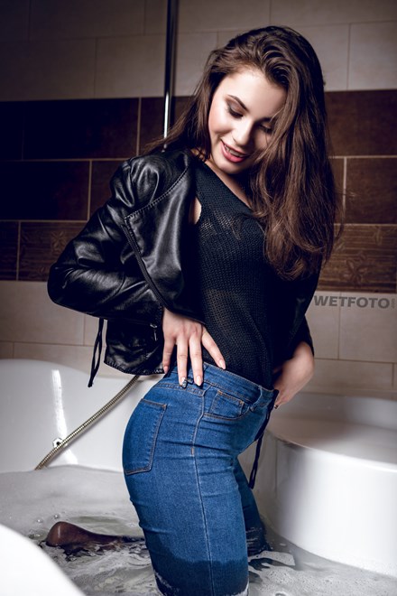wetfoto wetlook sexy girl skinny jeans pantyhose jacket got wet bath