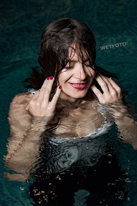 wetfoto wetlook underwater young lady completely wet jeans