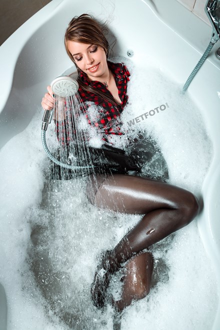 wetfoto wetlook model skirt pantyhose got fully wet jacuzzi bath