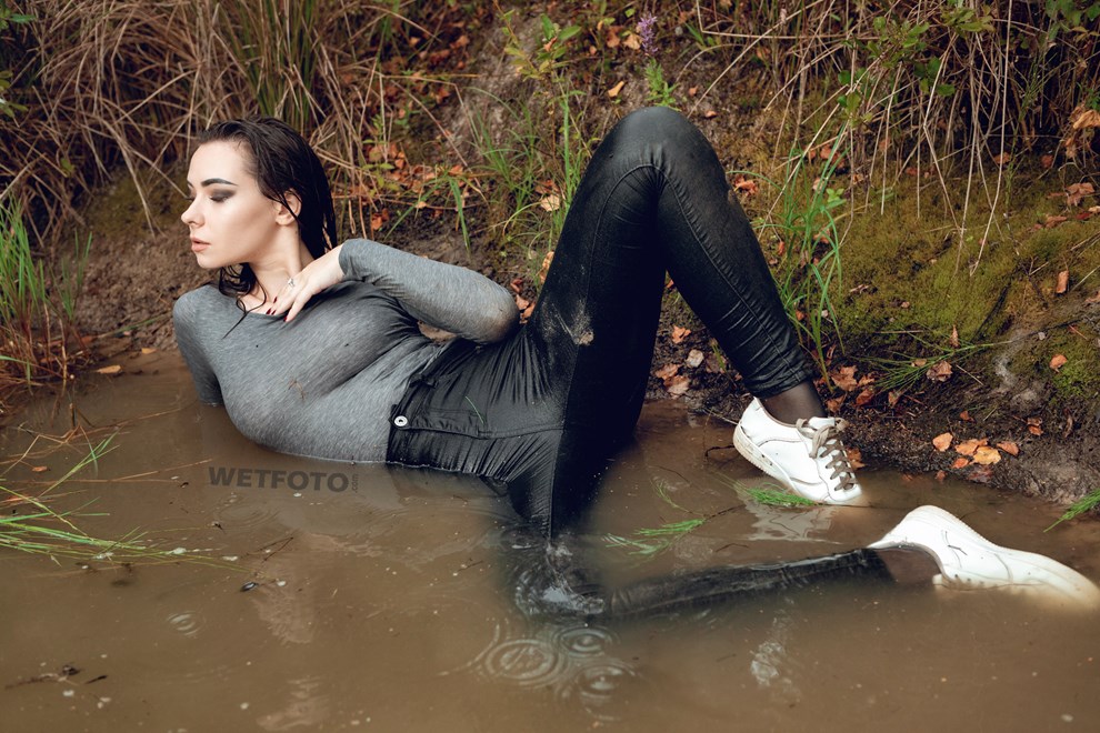 wetfoto wetlook young girl fully clothed swims under rain