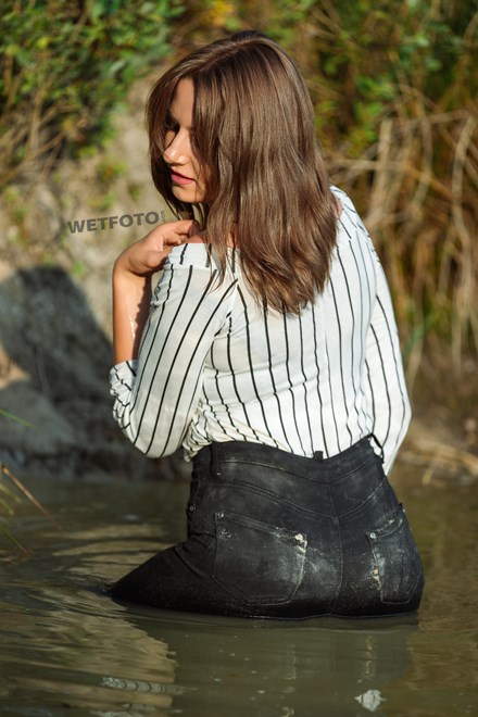 wetfoto wetlook active young girl swims fully dressed skinny jeans