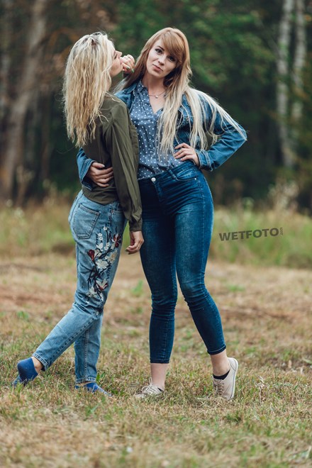 wetfoto wetlook two girls have fun in completely wet jeans clothes