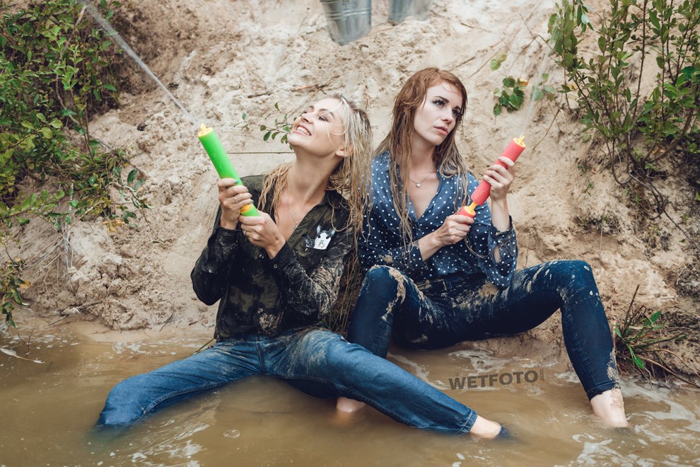 wetfoto wetlook two girls have fun in completely wet jeans clothes