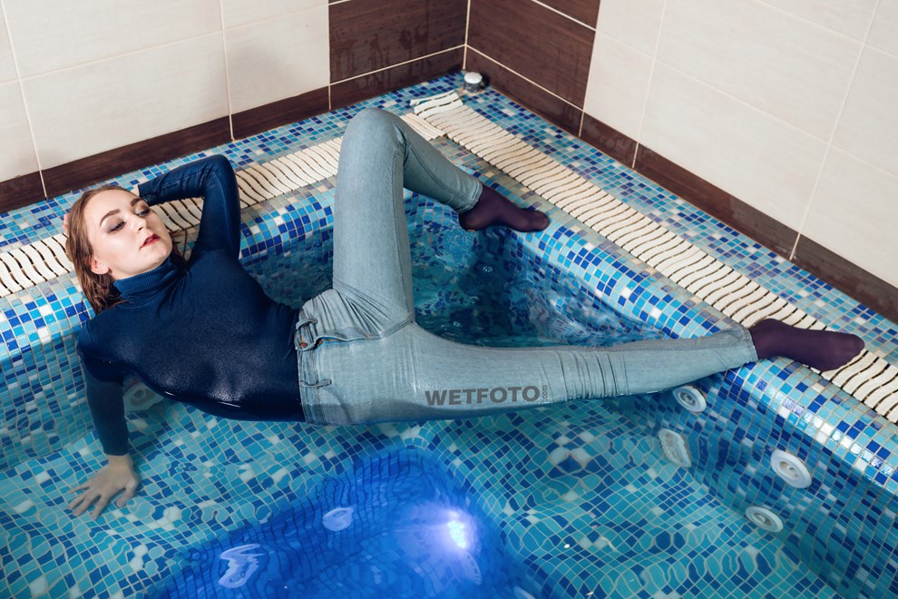 wetfoto wetlook ompletely wet jeans and golf