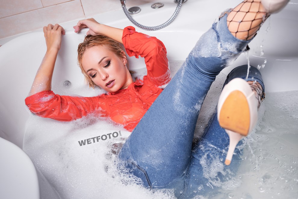 wetfoto blonde girl makes skinny jeans completely wet bath