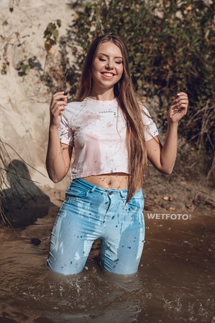 wetfoto wetlook girl in wet skinny jeans