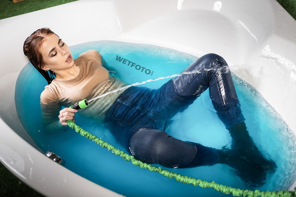 wetfoto wetlook fully clothed girl gets soaking wet in bath