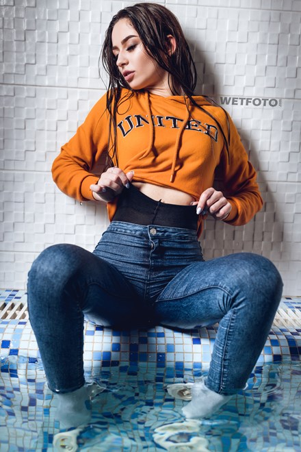 wetfoto wetlook girl soaking wet sweater skinny jeans