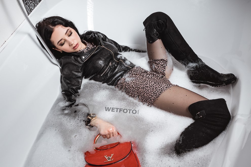 wetfoto wetlook girl takes bath dress boots pantyhose