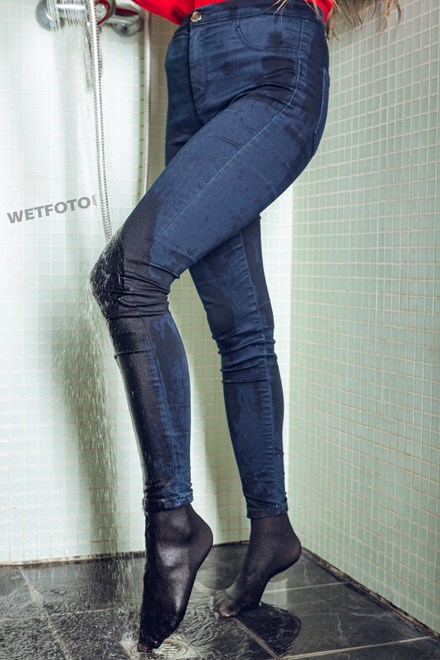 wetfoto wetlook fully clothed girl in jeans takes shower