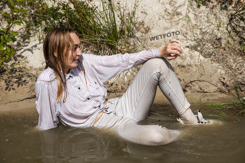 wetfoto girl get wet swims white jeans socks sneakers