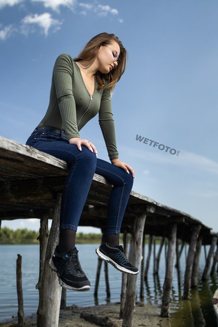 cool wetlook public beach girl skinny jeans sneakers wetfoto