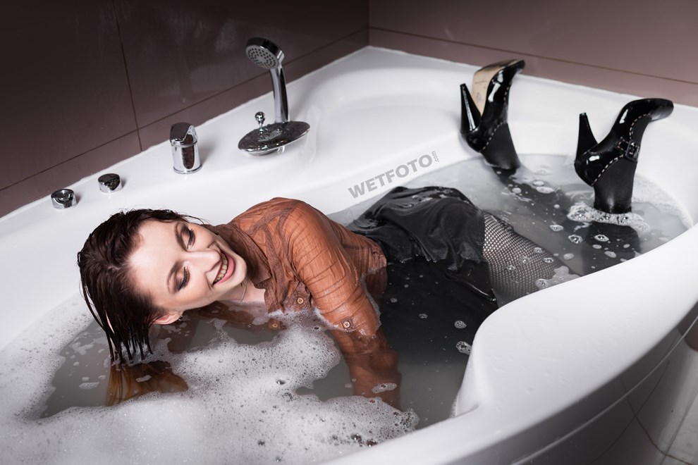 girl takes bath get wet sexy pantyhose skirt shoes