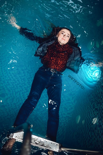 woman jeans wetlook jacket swimming pool wetfoto