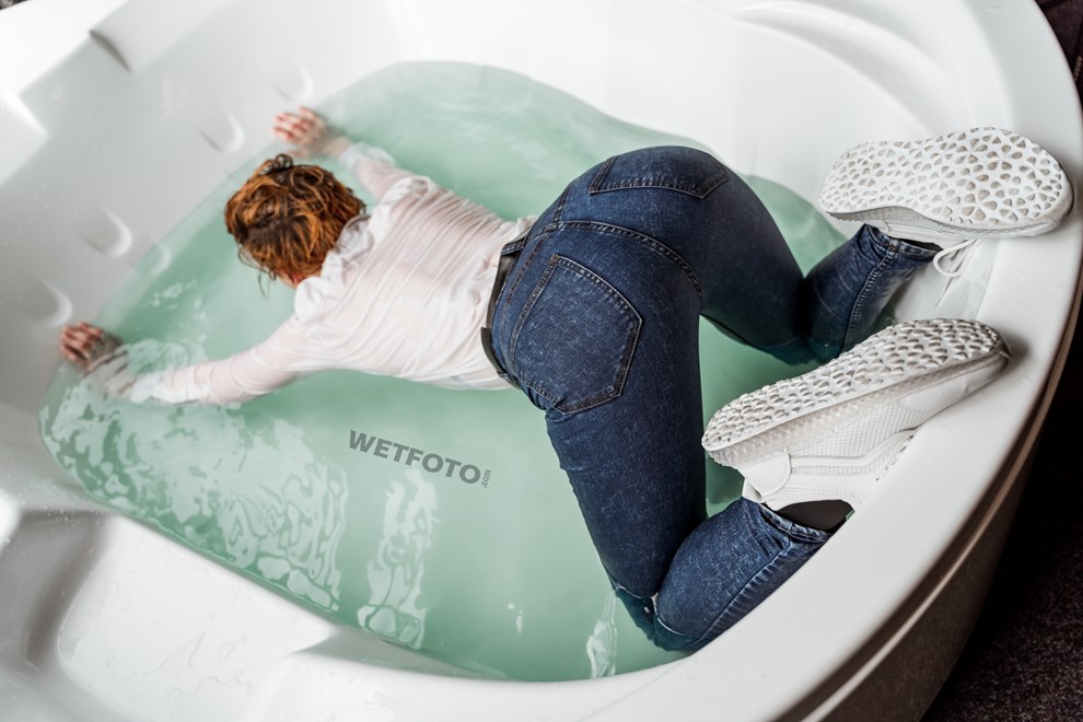 fully clothed wetlook girl wetfoto