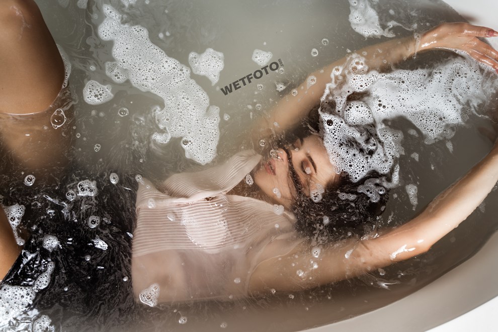 wetfoto wet business woman bath