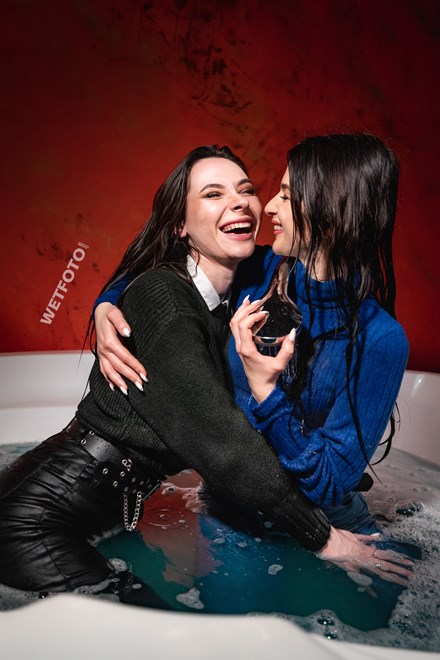 two wet girls wetfoto